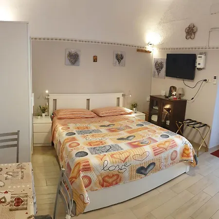 Giovanni S Little House Apartment